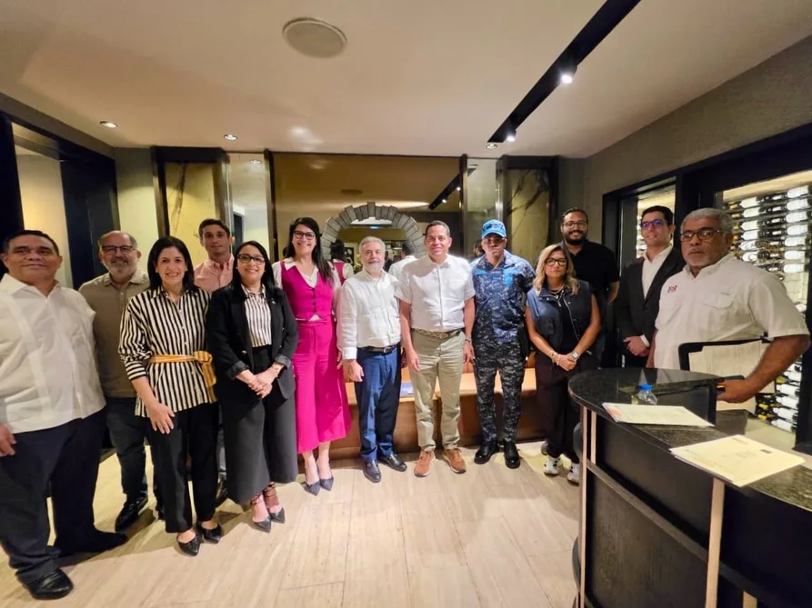 Fotografía del encuentro publicada por @adecorrd. Seguridad y colaboración desde el pleno de miembros.