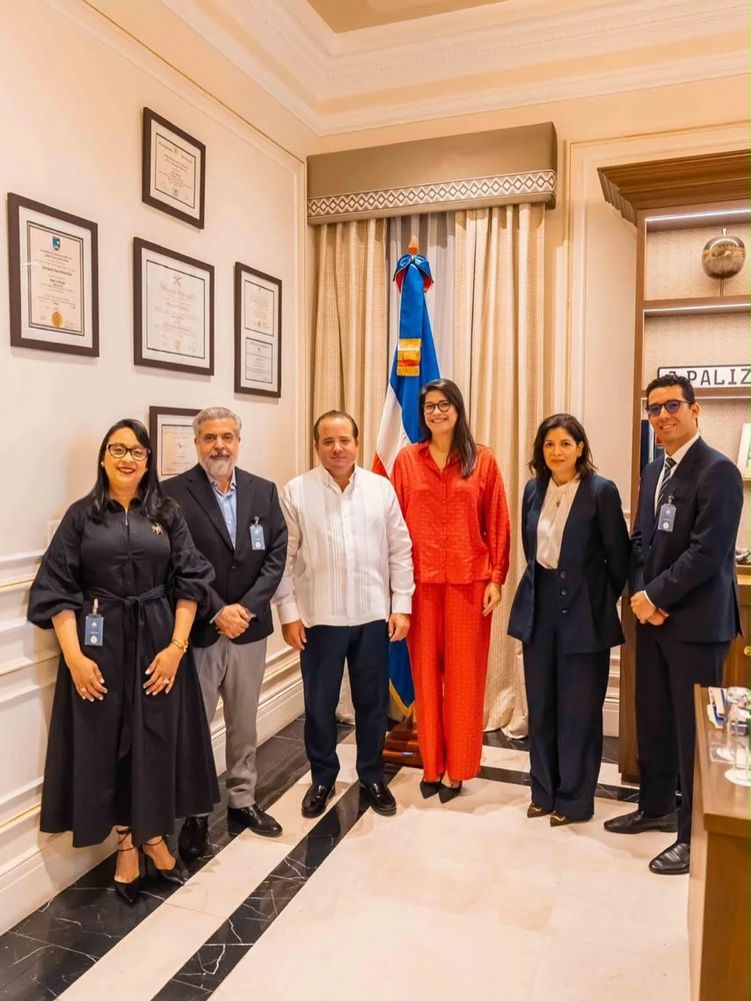 Fotografía del encuentro publicada por @adecorrd. Representación del sector ante el Ministerio de la Presidencia.